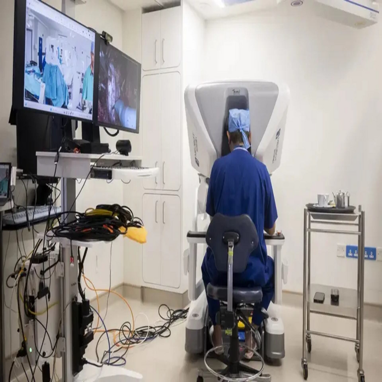 Un cirujano controla un robot para ejecutar una intervención quirúrgica a 2.400 kilómetros de distancia.