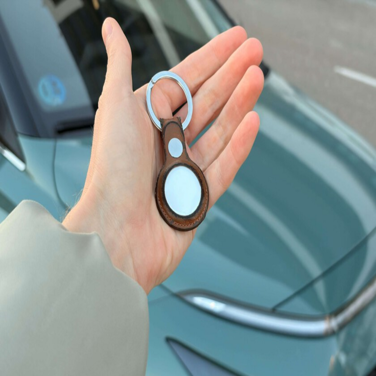 He estacionado mi vehículo en un terreno baldío durante una semana. La única medida de seguridad radica en un AirTag equipado con función de alerta.