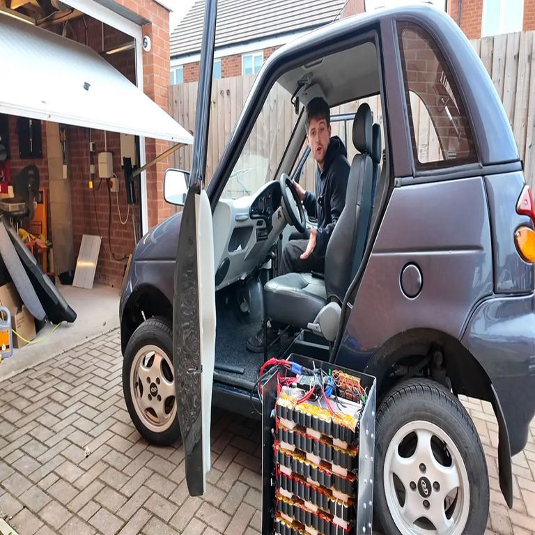 Se presenta como el primer vehículo eléctrico impulsado por vaporizadores electrónicos, así como el primero en recargarse mediante un conector USB Tipo C.