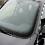 Razones por las que el parabrisas de tu vehículo presenta puntos negros: el beneficio que aporta a tu automóvil