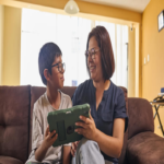 En Perú, según Osiptel, nueve de cada diez hogares dirigidos por mujeres disponen de acceso a internet fijo o móvil.