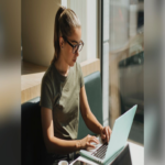 La revisión experta de Grammarly emplea inteligencia artificial para usurpar la identidad de especialistas auténticos.