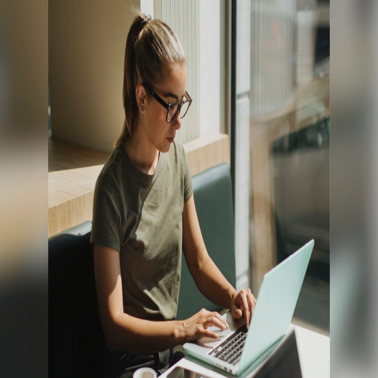 La revisión experta de Grammarly emplea inteligencia artificial para usurpar la identidad de especialistas auténticos.