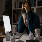 Los jóvenes de 22 a 25 años enfrentan dificultades para acceder a empleos en estas profesiones debido al impacto de la inteligencia artificial.