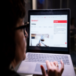 Barcelona impulsa la implementación de la inteligencia artificial en su gestión administrativa, con asistentes informativos sobre vivienda y traductores para los servicios sociales.