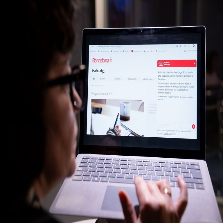 Barcelona impulsa la implementación de la inteligencia artificial en su gestión administrativa, con asistentes informativos sobre vivienda y traductores para los servicios sociales.