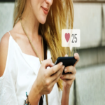 Investigadores determinan que el inconveniente no radica en los teléfonos móviles, sino en las redes sociales: explican el estrés y el agotamiento que afecta a numerosas personas.