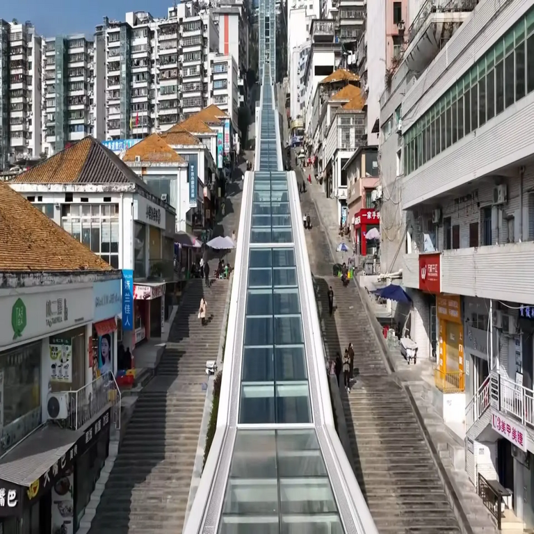 China erige la escalera mecánica más extensa del mundo, que permite superar un desnivel equivalente al de un rascacielos de 80 pisos.