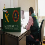 Tres personas están siendo investigadas por extorsionar a un vecino de Ordes (A Coruña), a quien estafaron 2.100 euros.