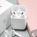 AirPods Pro equipados con cámaras: así lucirían los auriculares más avanzados que Apple está preparando.