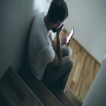 Estudio de la Universidad de Aarhus indica que los chatbots de IA agravan las ideas suicidas.