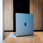 Apple enfrenta un obstáculo financiero significativo en la producción de sus pantallas OLED, con el MacBook Air como el dispositivo más afectado.