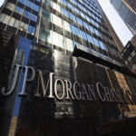JPMorgan enfrenta una demanda por su participación en una presunta estafa relacionada con criptomonedas.