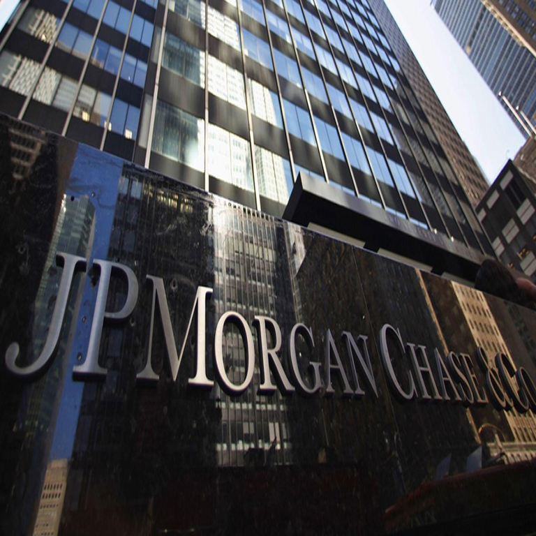 JPMorgan enfrenta una demanda por su participación en una presunta estafa relacionada con criptomonedas.