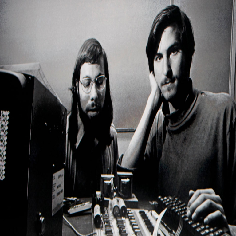 Apple celebra sus 50 años: Tim Cook evoca el garaje donde Steve Jobs inició la compañía.