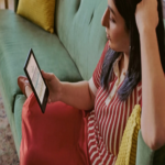 Kobo compite con Amazon al ofrecer una alternativa al Kindle equipada con pantalla a color y a un precio más accesible.