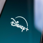 Disney+ evoluciona hacia una red social con la implementación de un feed de videos cortos inspirado en YouTube Shorts.