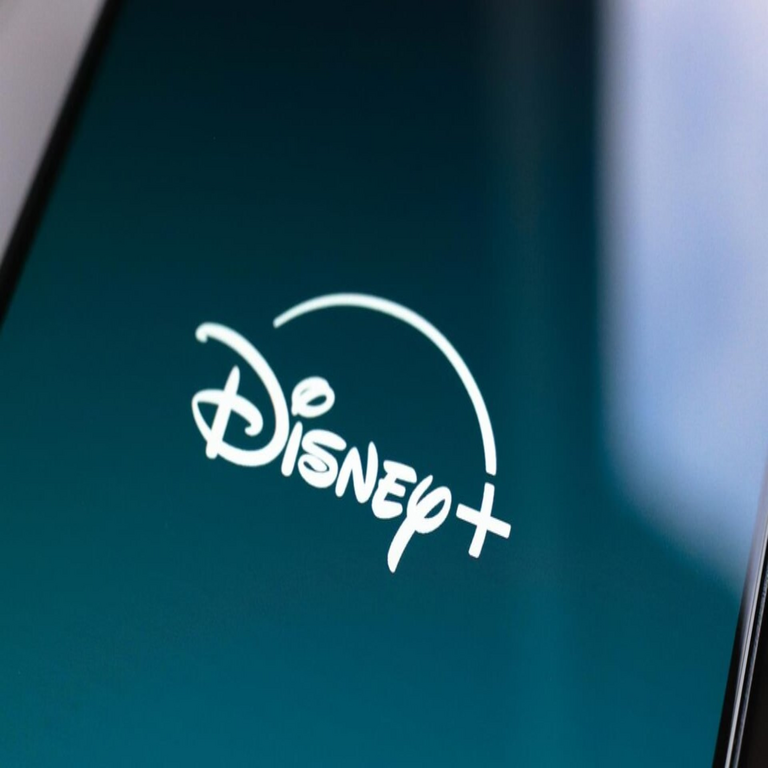 Disney+ evoluciona hacia una red social con la implementación de un feed de videos cortos inspirado en YouTube Shorts.