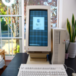 Años antes de la era del iPhone, Apple ya había apostado por el diseño de pantallas en orientación vertical. Su desafío principal no radicó en la competencia externa, sino en las máquinas expendedoras de café en las oficinas.