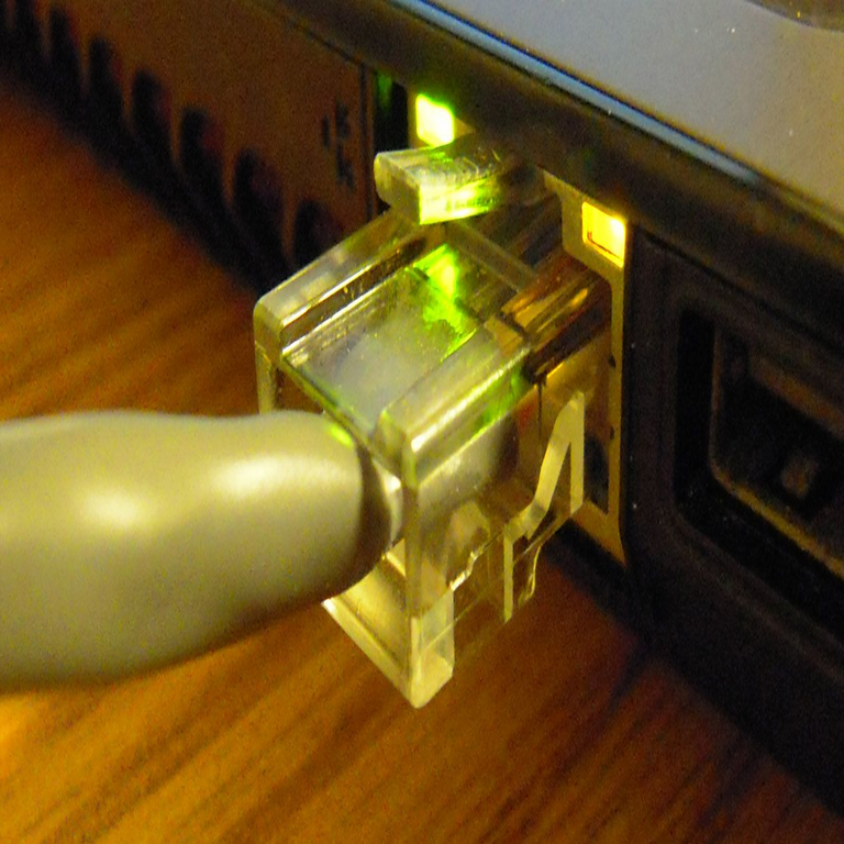 ¿Es recomendable actualizar el puerto Ethernet de mi ordenador a una velocidad de 2,5 Gbps?