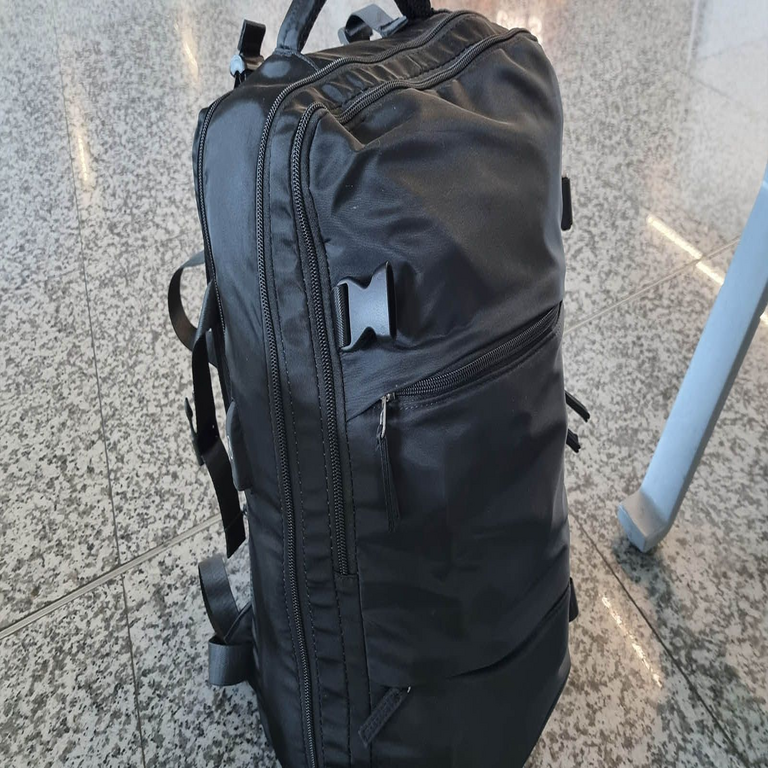 Evaluamos un dispositivo de rastreo para maletas en un viaje real y presentamos las ventajas identificadas, junto con las limitaciones observadas.