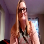 Una mujer mayor es encarcelada durante cinco meses tras un error de identificación por parte de un sistema de inteligencia artificial que la clasificó erróneamente como estafadora, priorizando las autoridades la confianza en la IA sobre otras evidencias.