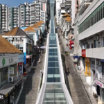 China inaugura la escalera mecánica más extensa del mundo, la cual permite superar un desnivel equivalente al de un rascacielos de 80 pisos.