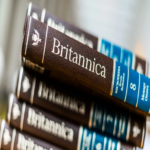 La Encyclopædia Britannica acusa a OpenAI de plagiar su contenido al reproducirlo de manera literal.