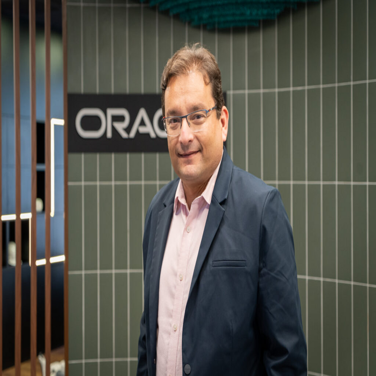 Oracle apuesta por la monetización de la inteligencia artificial con las telecomunicaciones convirtiéndose en proveedoras corporativas.