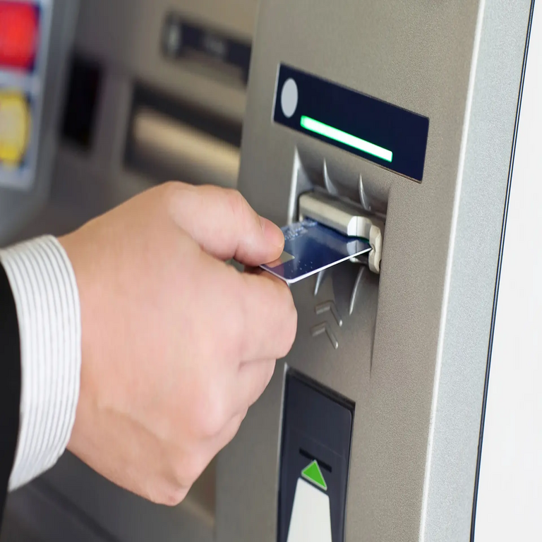 Advertencia sobre el fraude del hilo invisible en cajeros automáticos: de esta forma pueden sustraer tu tarjeta y dinero sin que lo percibas.
