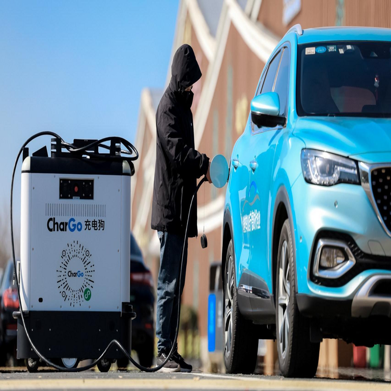 En China ya existen robots que transforman cualquier espacio de estacionamiento en un punto de recarga para vehículos eléctricos.