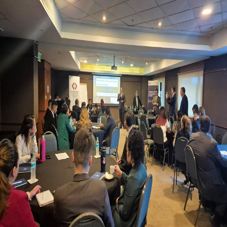 Autoridades paraguayas reciben formación especializada para contrarrestar el empleo ilícito de Bitcoin.