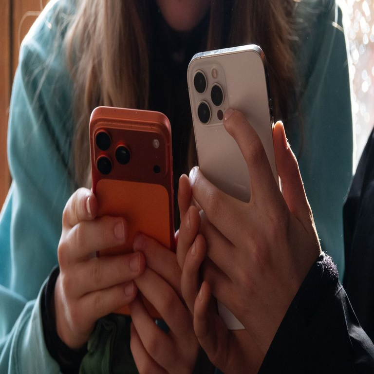 La prohibición del acceso a redes sociales para menores de edad se ha convertido en una tendencia predominante, aunque Brasil opta por un enfoque alternativo.