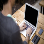 La conexión Wi-Fi presenta fallos en mi ordenador; ¿cómo determinar si el problema se debe a un virus?