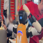Un robot bailador experimenta una pérdida de control en una cafetería, lo que obliga a tres empleados a intervenir para detenerlo.