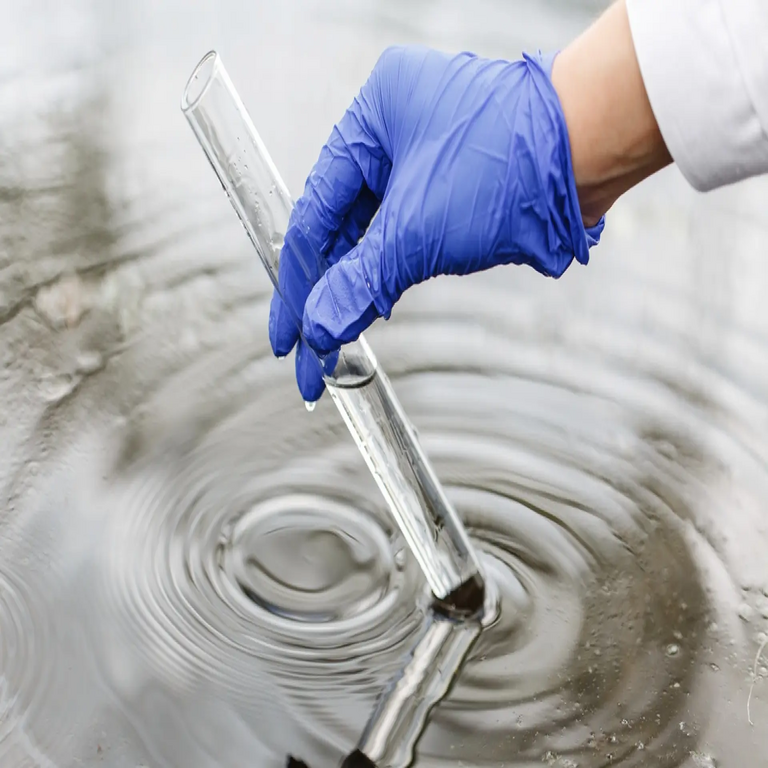 Se ha identificado un cuarto estado de la materia en el agua, caracterizado por su elevada temperatura y su propiedad conductora de la electricidad.