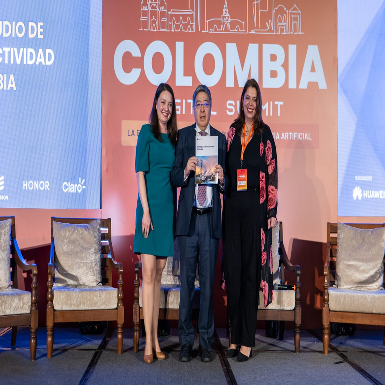 El avance en infraestructuras de fibra y redes fomenta la transformación digital en Colombia, según resalta la OCDE.