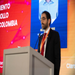 El Banco Mundial resalta el enfoque híbrido como clave para reducir la brecha digital en Colombia.