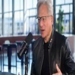 Jensen Huang, director ejecutivo de Nvidia, declara que la inteligencia artificial general (AGI) ya se ha logrado, aunque posteriormente introduce matices a su afirmación.