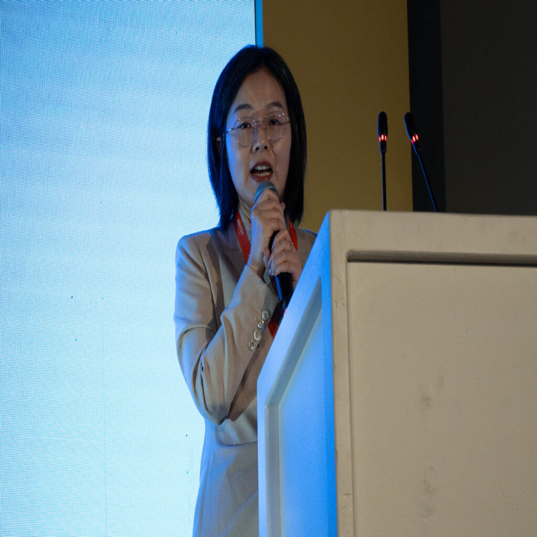 Nuestro objetivo es democratizar la inteligencia artificial para todos: Lola Huang, CEO de Honor Colombia