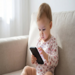 La exposición a pantallas permea la primera infancia: el 72% de los bebés interactúa diariamente con dispositivos digitales.