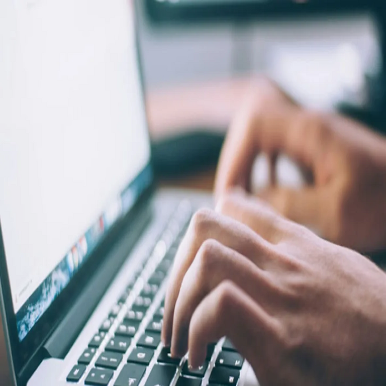 El respaldo directivo en ciberseguridad aumenta un 30% en las empresas medianas.