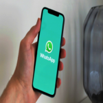 WhatsApp implementa nuevas funciones de inteligencia artificial y soporte para múltiples cuentas en iOS.