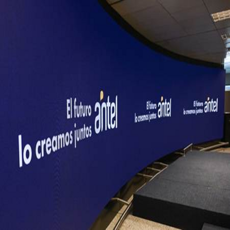 Juntos construimos el futuro: el reciente eslogan de Antel. Juntos construimos el futuro: el reciente eslogan de Antel.