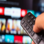 Método eficiente para conectar un televisor antiguo a internet sin requerir el reemplazo del equipo.