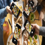 Numerosos restaurantes en Estados Unidos solicitan a sus clientes que desconecten sus dispositivos móviles, refiriéndose a esta práctica como una desintoxicación digital.