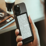 Existe una marca comercial que ofrece lectores electrónicos magnéticos diseñados para acoplarse al iPhone, y tras haberlo observado, ahora considero seriamente su adquisición.